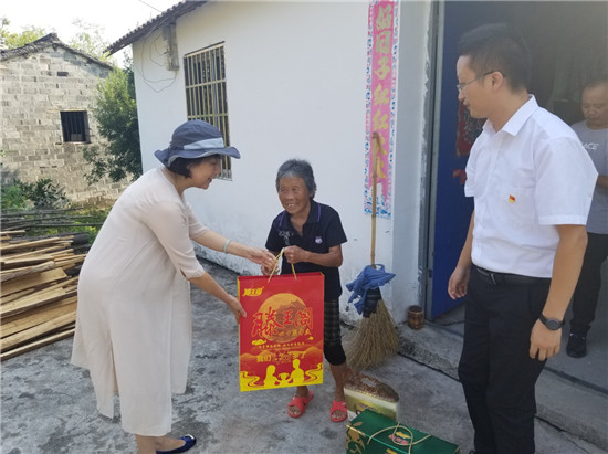 中秋佳節(jié)到 慰問(wèn)進(jìn)家門(mén)——市城投集團(tuán)領(lǐng)導(dǎo)走訪(fǎng)慰問(wèn)貧困戶(hù)
